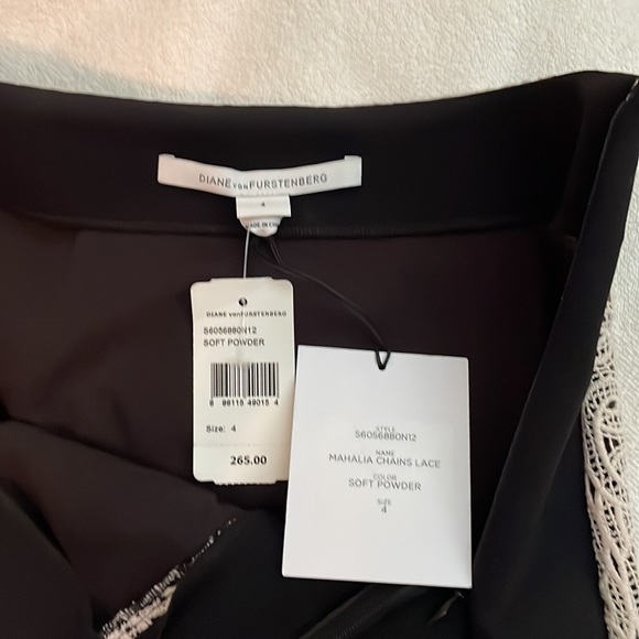 Diane von Furstenberg skirt with lace pattern detail. Size 4. - Picture 4 of 5